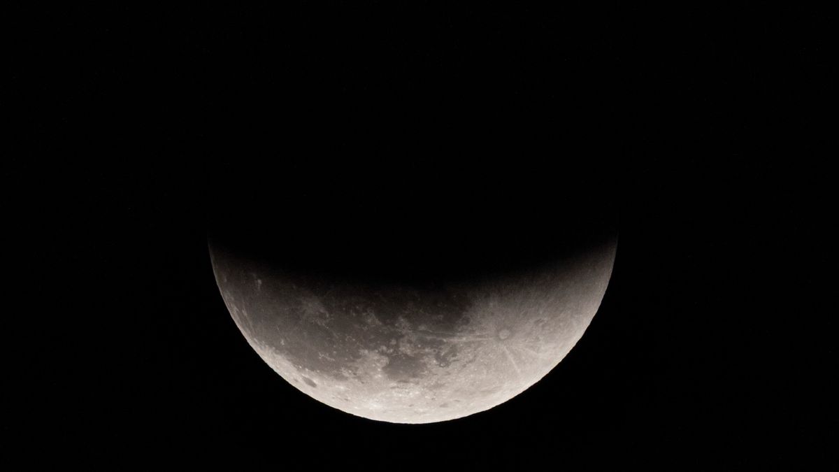 كيفية مشاهدة خسوف القمر زهرة القمر اليوم في بث مباشر مجاني