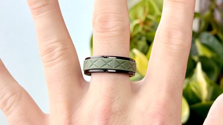 Close up of the color-changing Cudis Sporty Ring