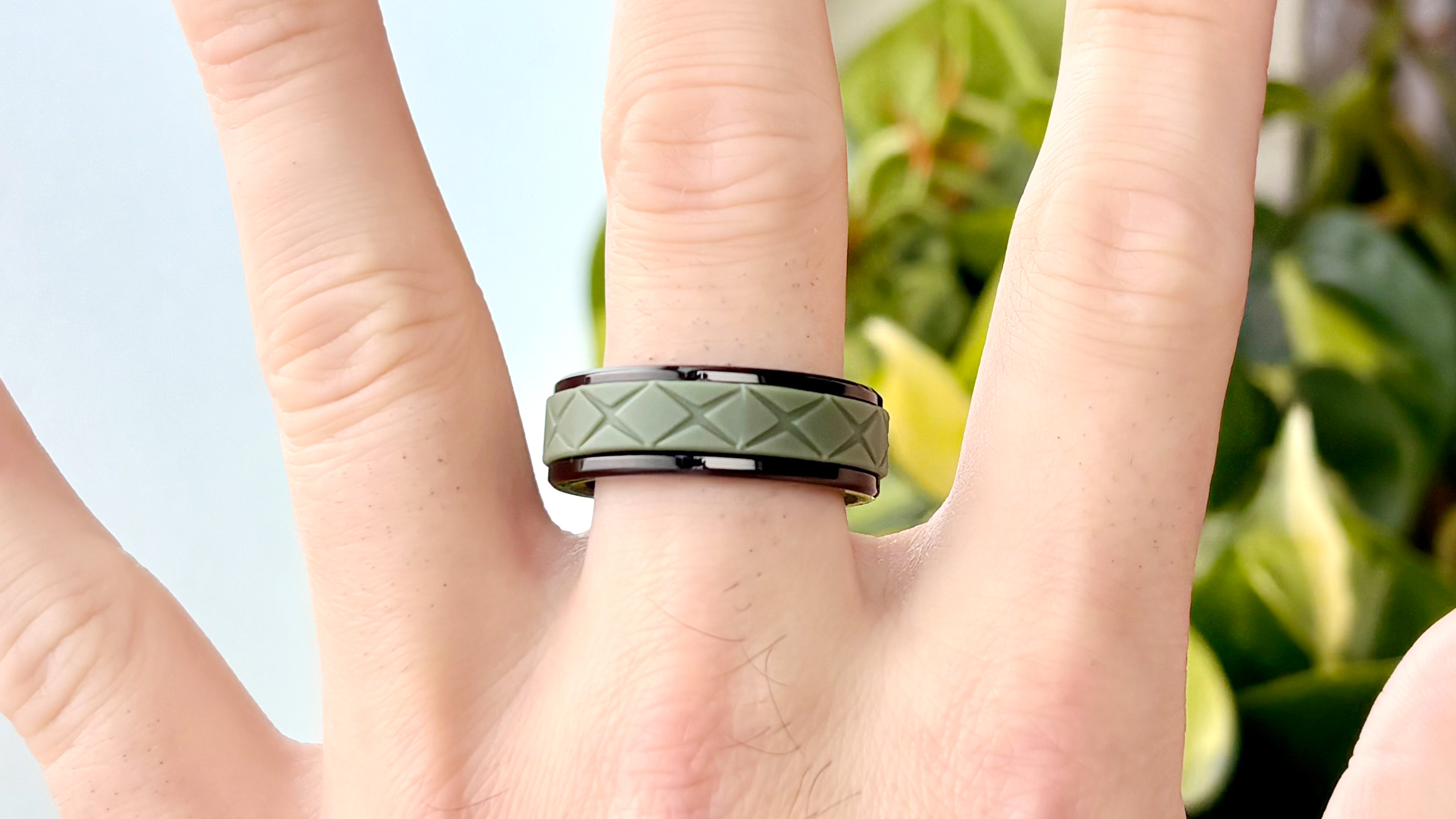 Close up of the color-changing Cudis Sporty Ring