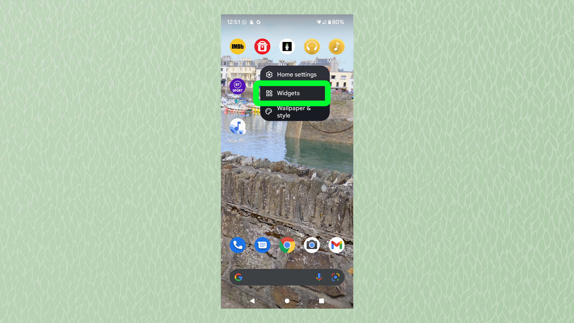 Скриншот с Android, показывающий домашний экран с выделенным всплывающим окном виджетов.