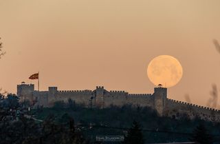 Photographer Stojan Stojanovski took this incredible photo of the pink supermoon over Samuel's Fortress in Ohrid, North Macedonia.