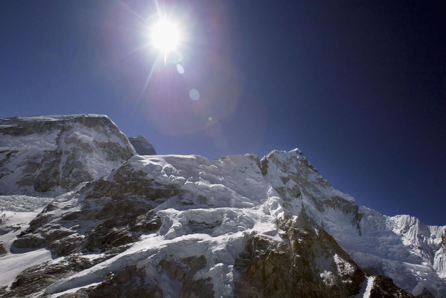 6 Nepalese guides dead, 9 missing after Mount Everest avalanche