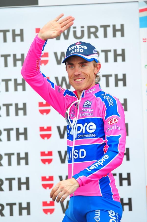 Damiano Cunego (Lampre - ISD) salutes the crowd
