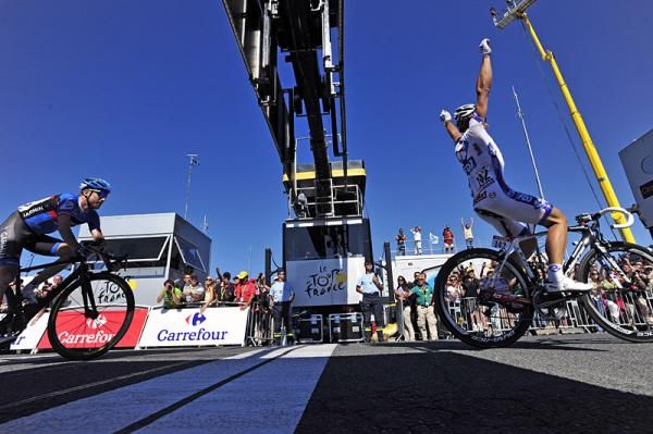 Pierrick F&eacute;drigo (FDJ-BigMat) finishes ahead of Christian Vande Velde (Garmin-Sharp) to win stage 15 in Pau.