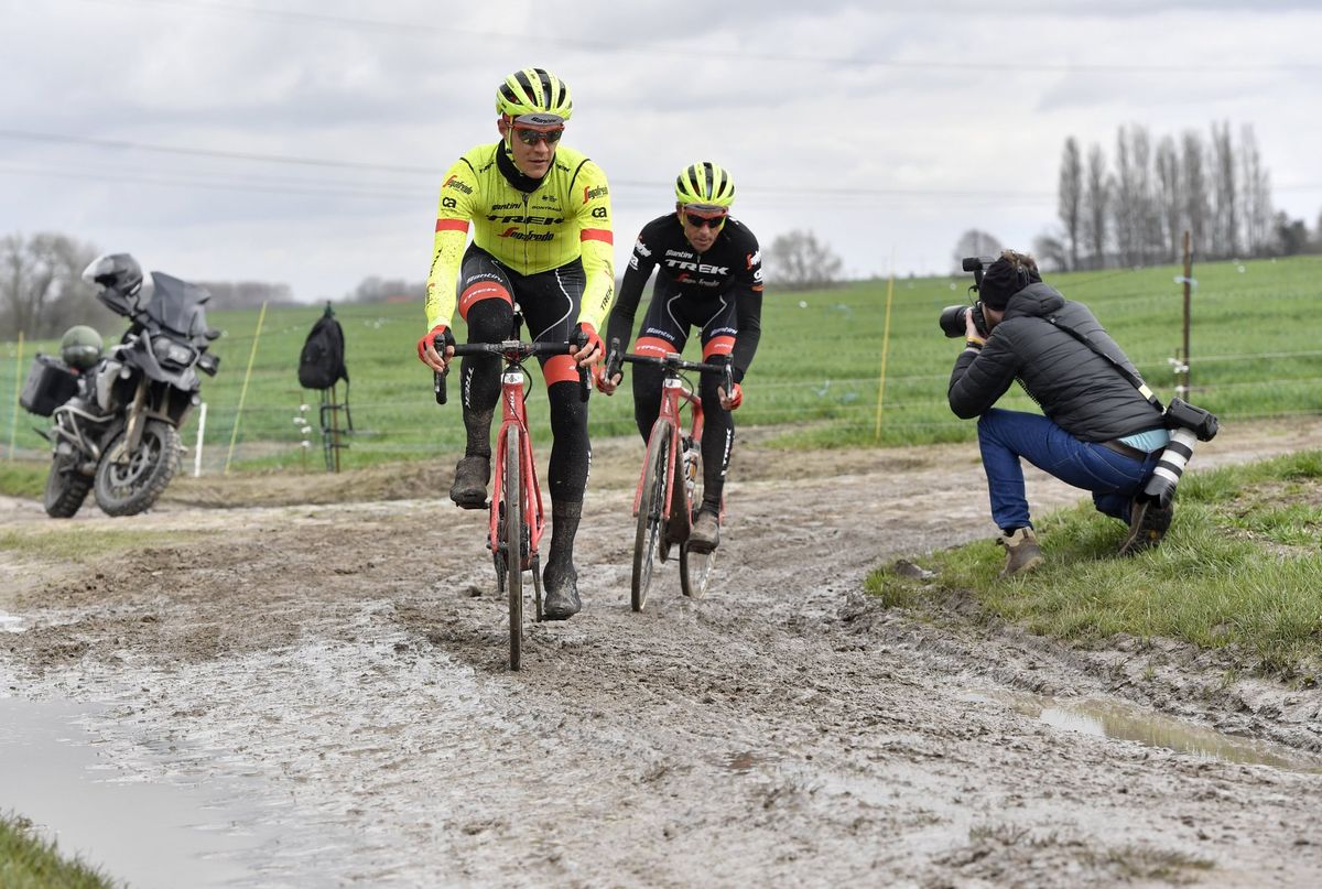 Muddy cobbles under Jasper Stuyven