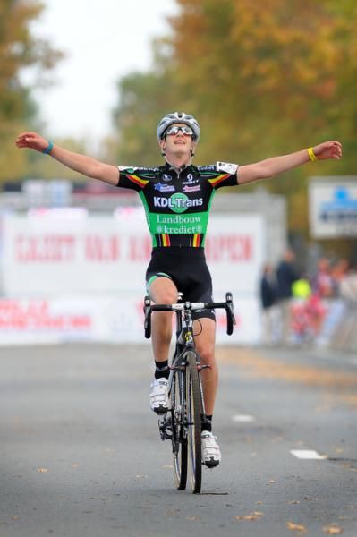 Yorben Van Tichelt (Landbouwkrediet KDL) celebrates his Koppenbergcross victory.