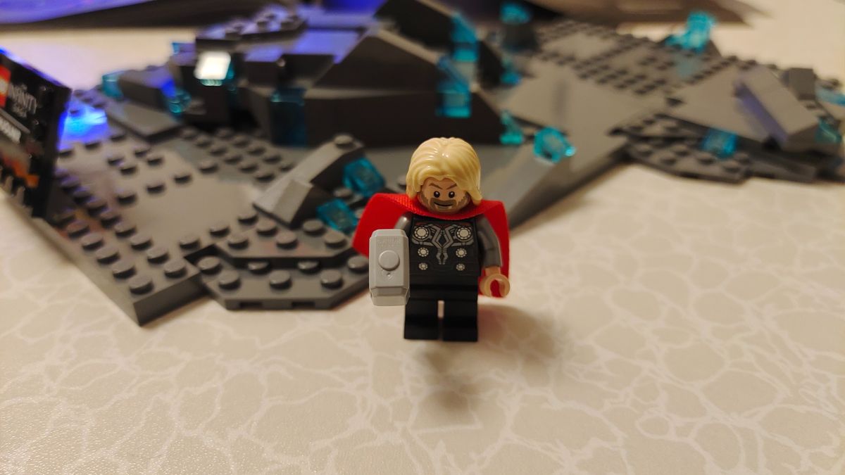 Lego Marvel Thor&rsquo;s Hammer 76209_Stand close up 3