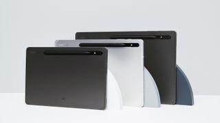 Tre stycken Samsung Galaxy Tab S8-surfplattor i olika storlekar och färger visas upp med baksidorna vända mot kameran.