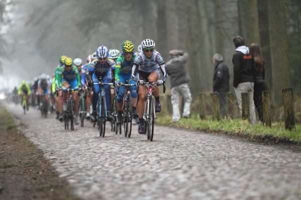The first section of cobbles strung out the bunch