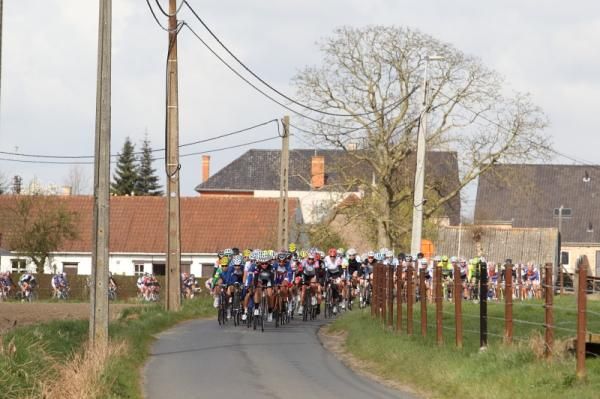 The peloton stayed together for the first third of the race