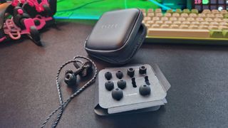 Razer Moray review image showing the carrying pouch and varying ear tips that come with the purchase