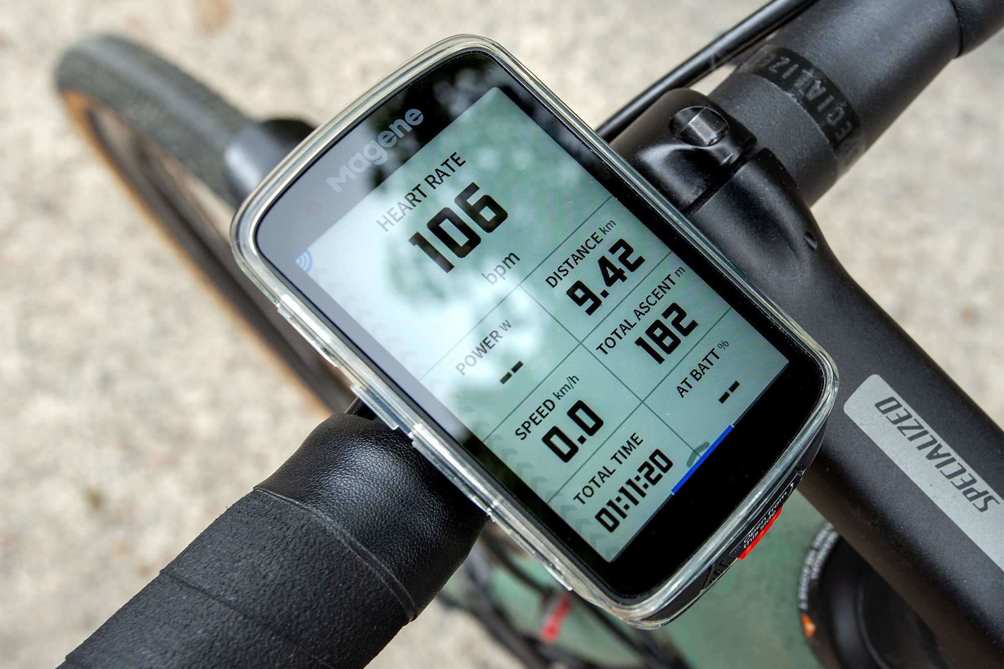 Magene C706 showing a variety of road data fields