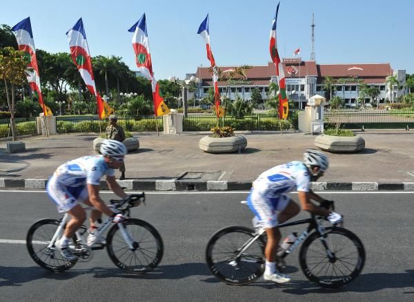 Rider across in front of Surabaya Major Ofice