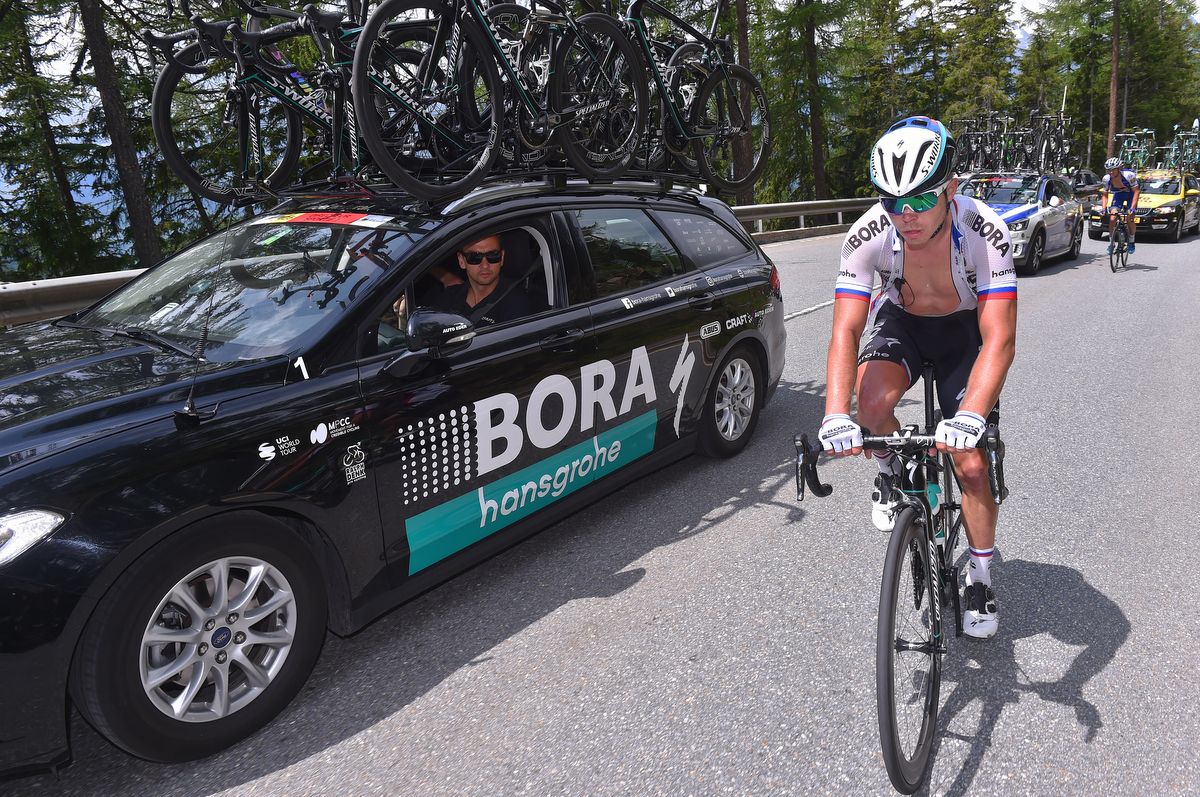 Juraj Sagan (Bora-Hansgrohe) drops back to the team car