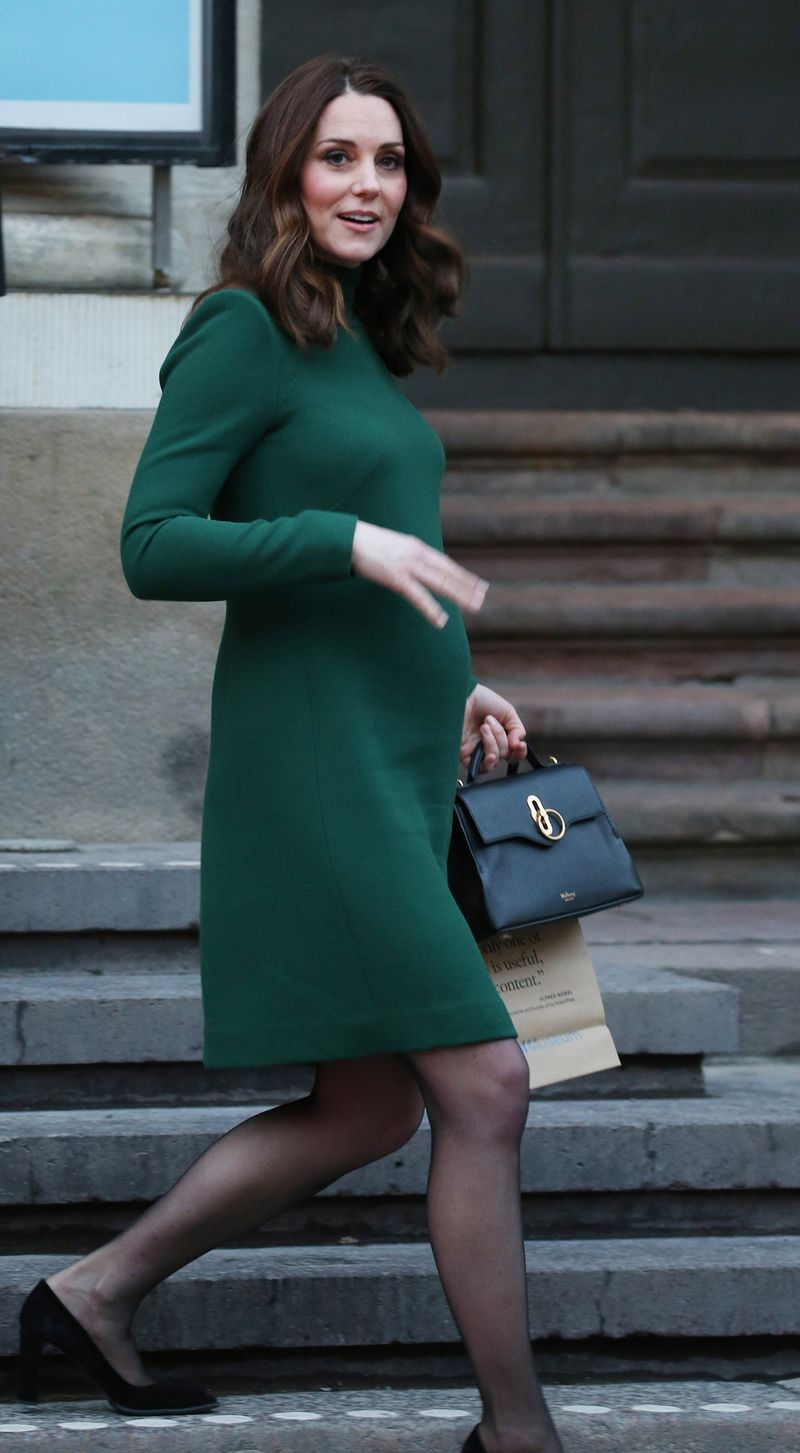 Clothing, Green, Dress, Street fashion, Fashion model, Fashion, Leg, Beauty, Footwear, Shoulder,