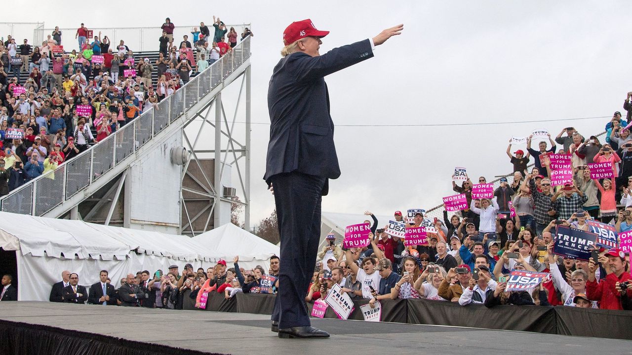 Crowd, People, Pink, Product, Audience, Event, Performance, Tourism, Sport venue, Street performance, 