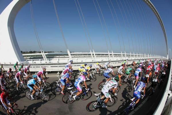 The peloton ride over the Reggio Emilia bridge.