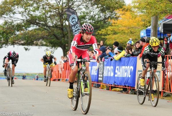 Crystal Anthony (Cyclocrossworld.com) sprinting against Mary Mcconneloug