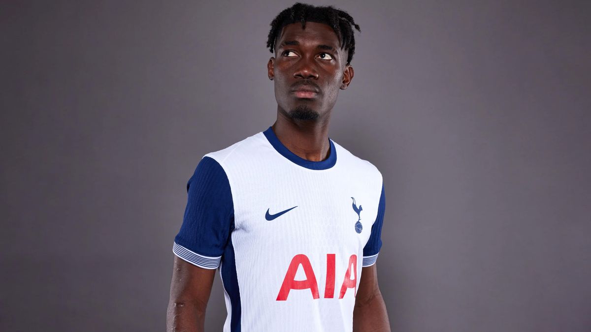 Nike Tottenham 2024/25 home kit