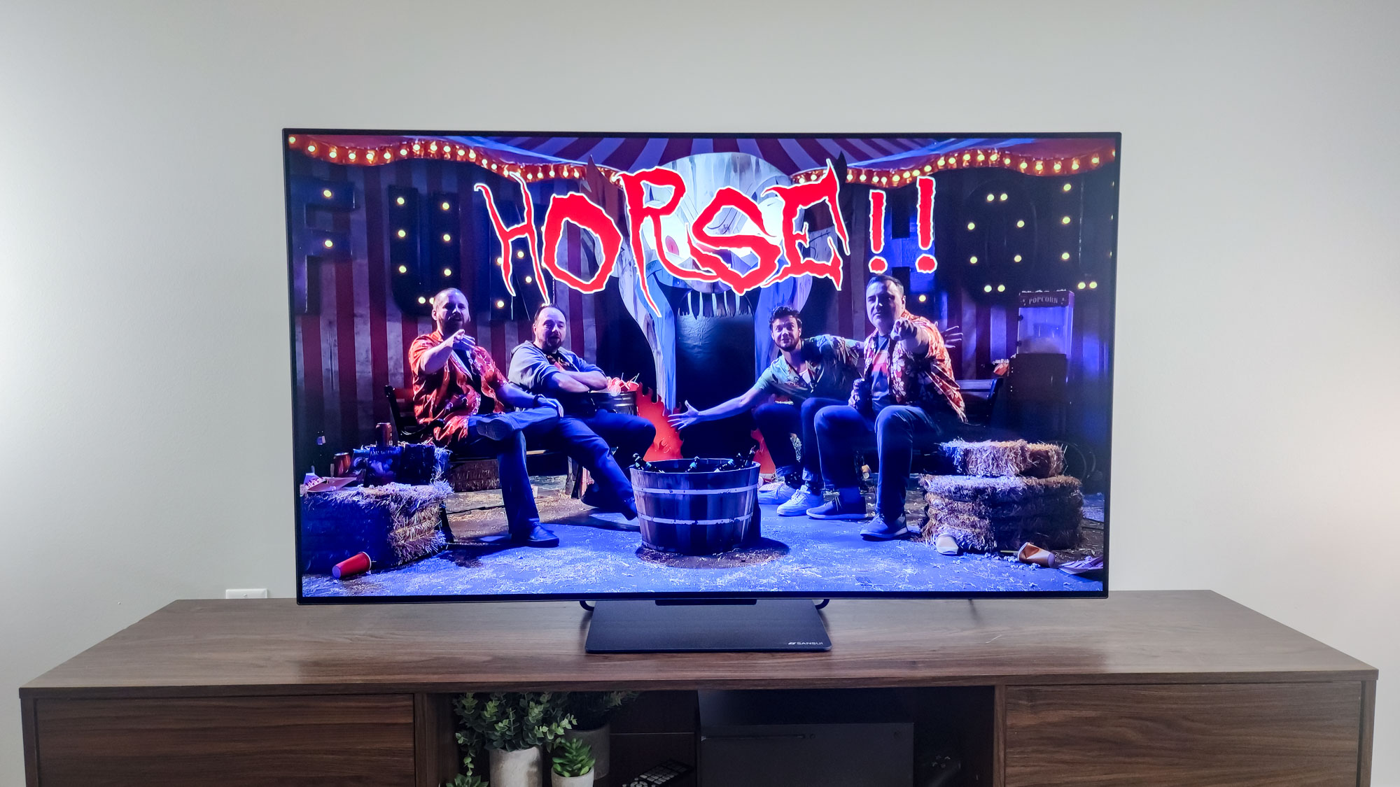 Sansui 55VOUG Fernseher auf dem Tisch im Wohnzimmer