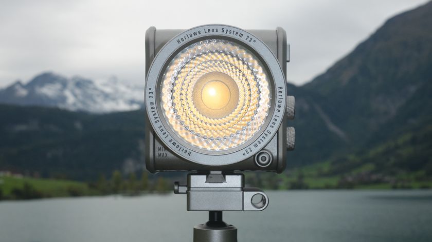 Harlowe Max Air 40 lifestyle image in front of mountain landscape 