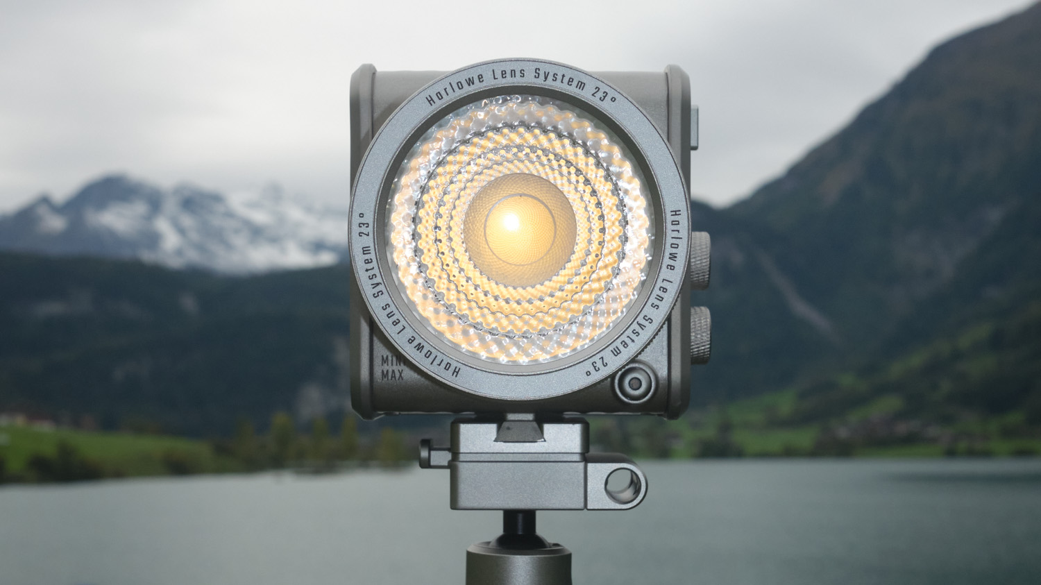 Harlowe Max Air 40 lifestyle image in front of mountain landscape