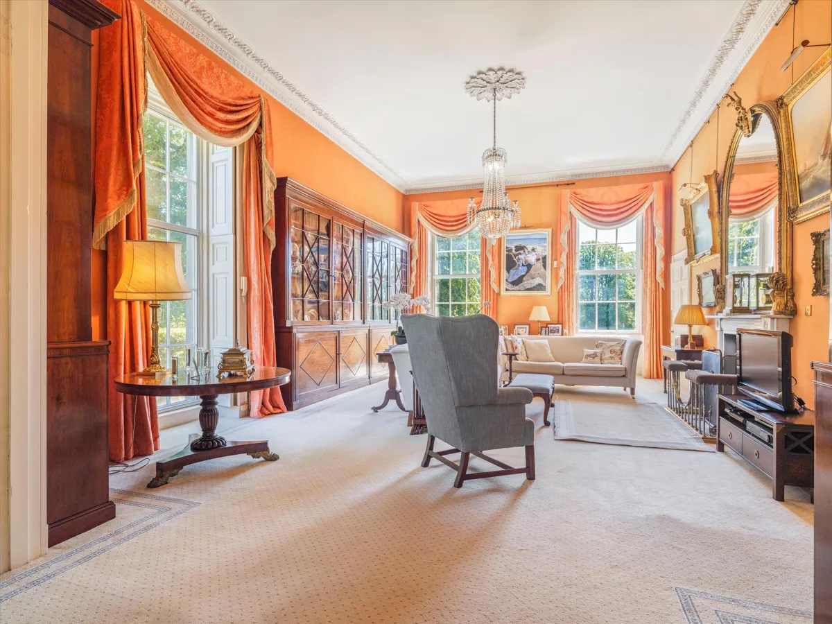 A traditional and classically decorated drawing room