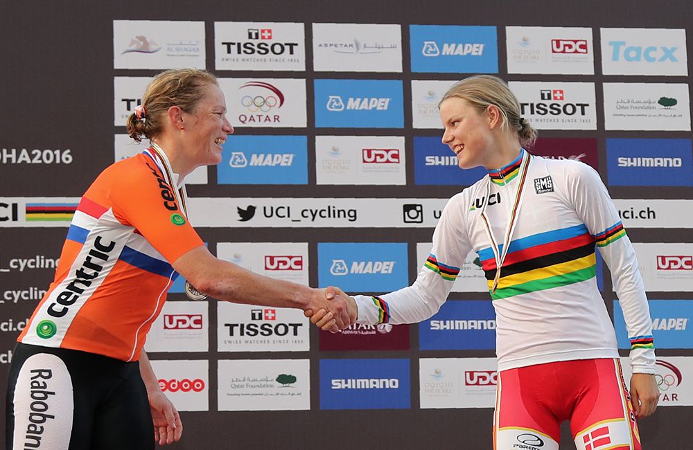 Amalie Dideriksen (Denmark) shakes hands with runner-up Kirsten Wild (Netherlands)