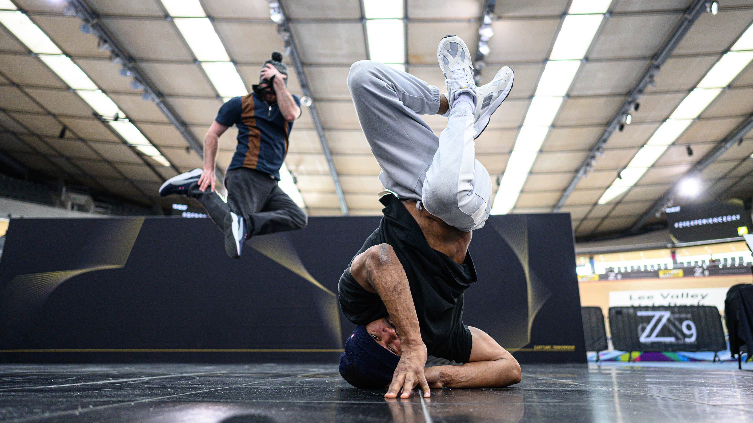 Un breakdancer de pie sobre su cabeza