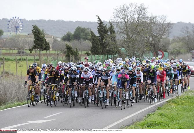 The peloton going slow in the Trofeo Ses Salines