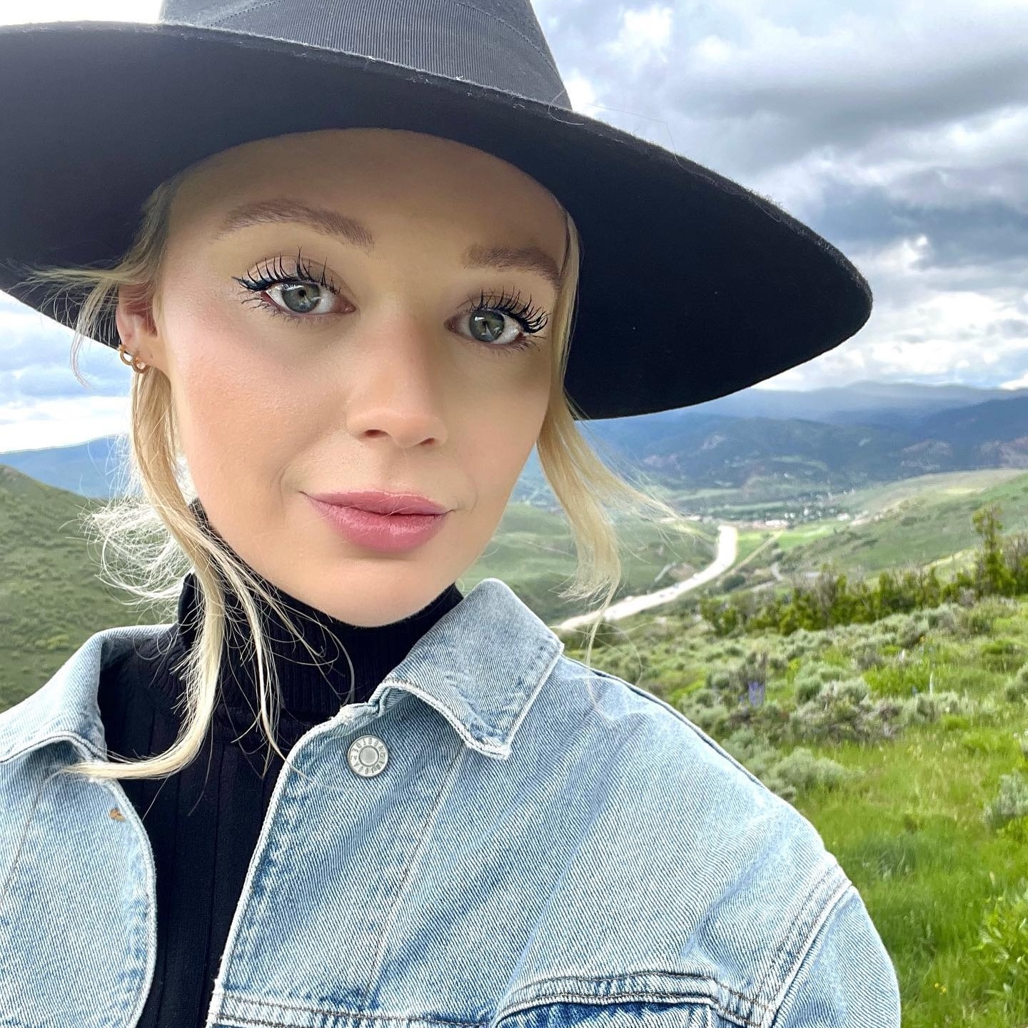 Who What Wear's beauty director, Erin Jahns, wearing Ilia Limitless Lash Mascara