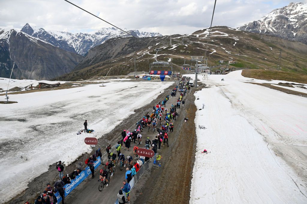 LIVIGNO MOTTOLINO ITALY MAY 19 A general view of the peloton climbing the snowy Mottolino 2387m during the 107th Giro dItalia 2024 Stage 15 a 222km stage from Manerba del Garda to Livigno Mottolino 2387m UCIWT on May 19 2024 in Livigno Mottolino Italy Photo by Tim de WaeleGetty Images