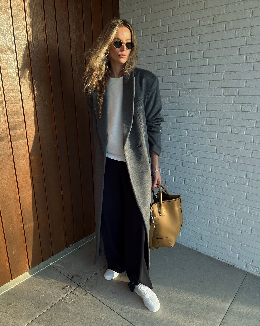 Minimalist outfits with trainers