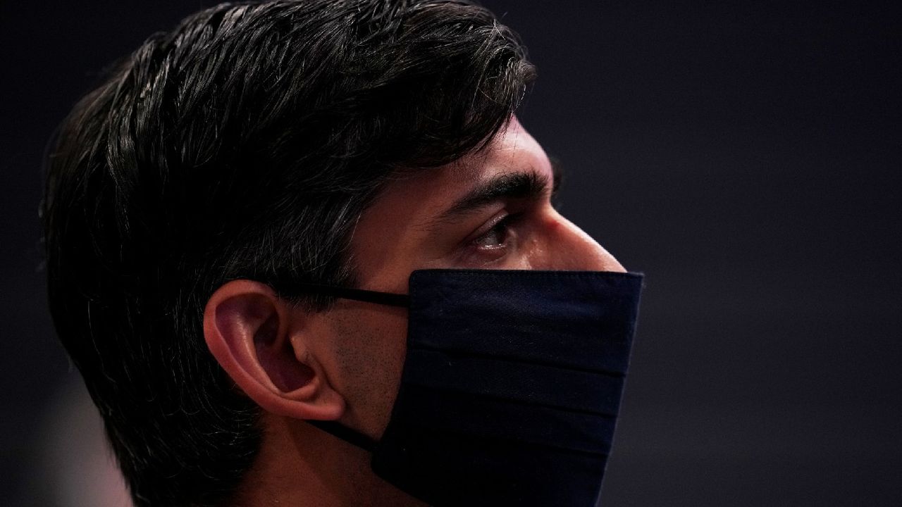 Rishi Sunak wearing a mask