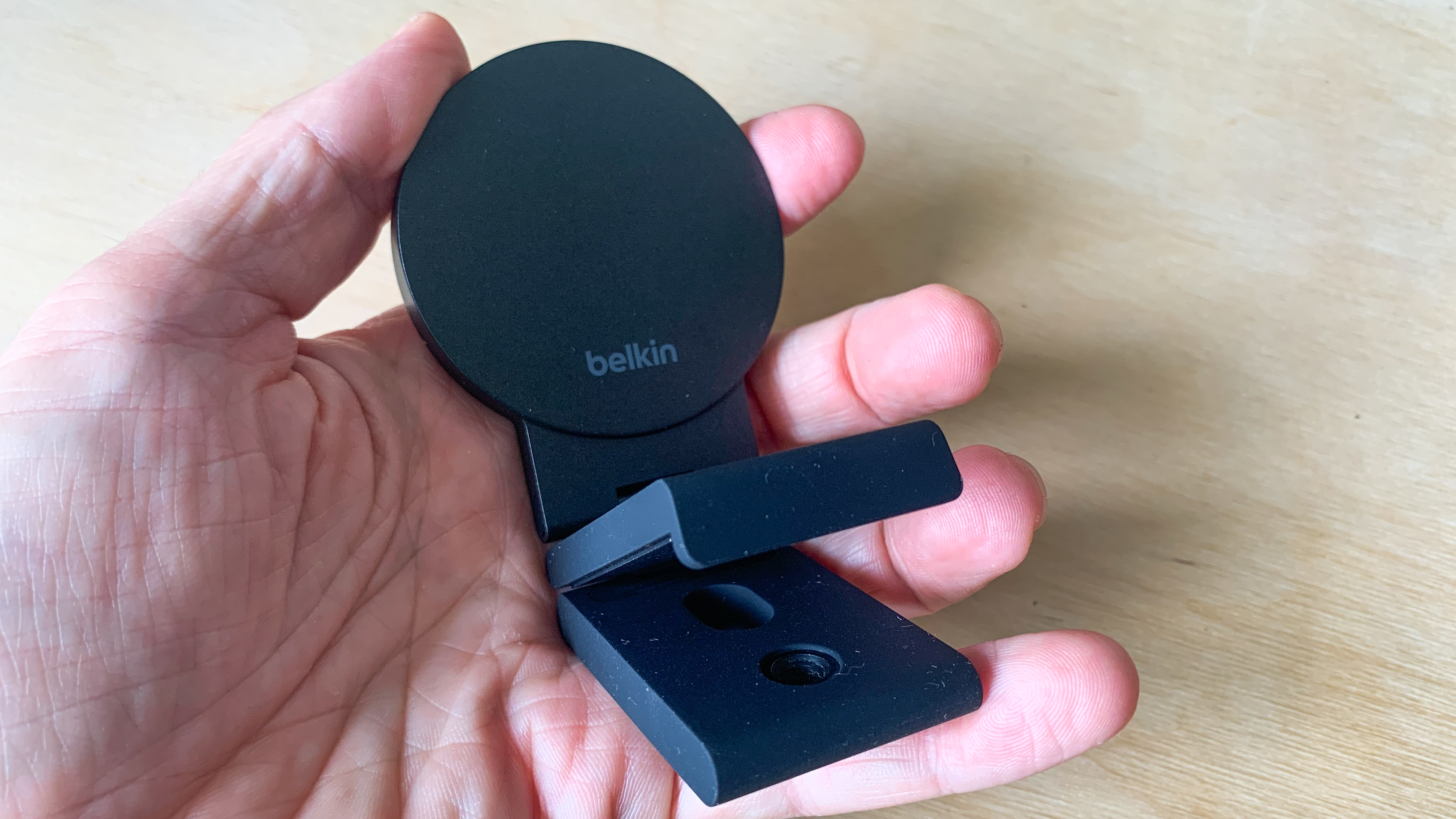 DCW_Belkin iPhone MagSafe Continuity Camera Mount