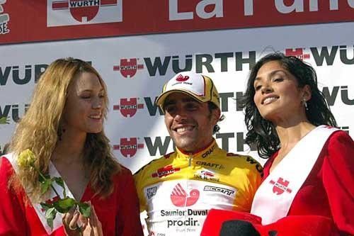 Koldo Gil (Saunier Duval-Prodir) likes podium girls. Who doesn't?