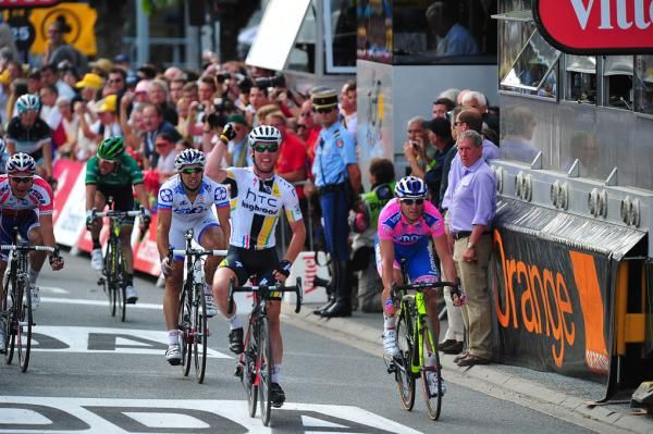 Mark Cavendish (HTC-Highroad) celebrates in front of Alessandro Petacchi (Lampre-ISD).