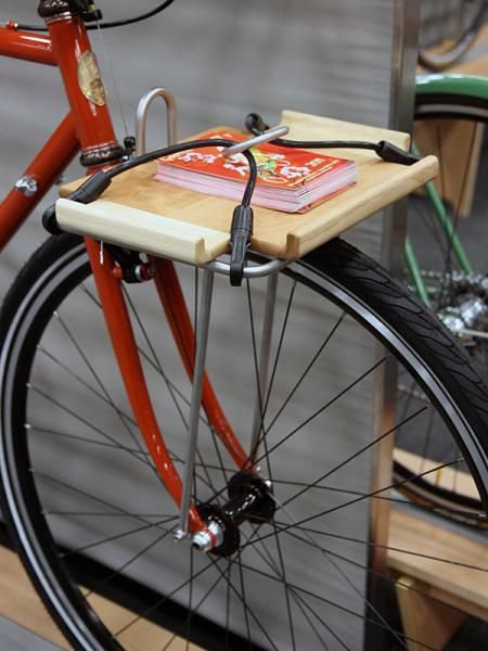 Cielo is currently debating whether to offer these trick front racks. The removable wooden deck has magnets buried within the laminate to help secure it on the underlying frame and has a neat flip-flop design depending on if you need the rim.
