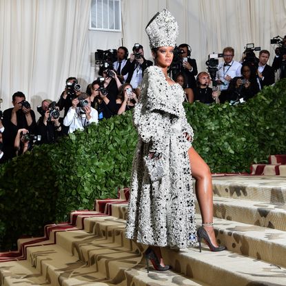 TOPSHOT-US-ENTERTAINMENT-FASHION-METGALA