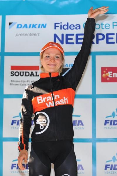 Sanne Van Paassen waves to the crowd