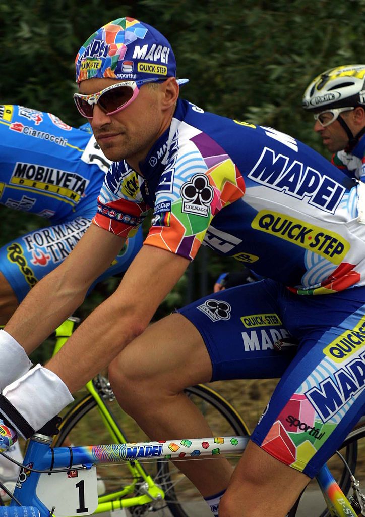 Defending champion Stefano Garzelli shows of Colnago's signature star-shaped top tube during the 2001 Giro d'Italia