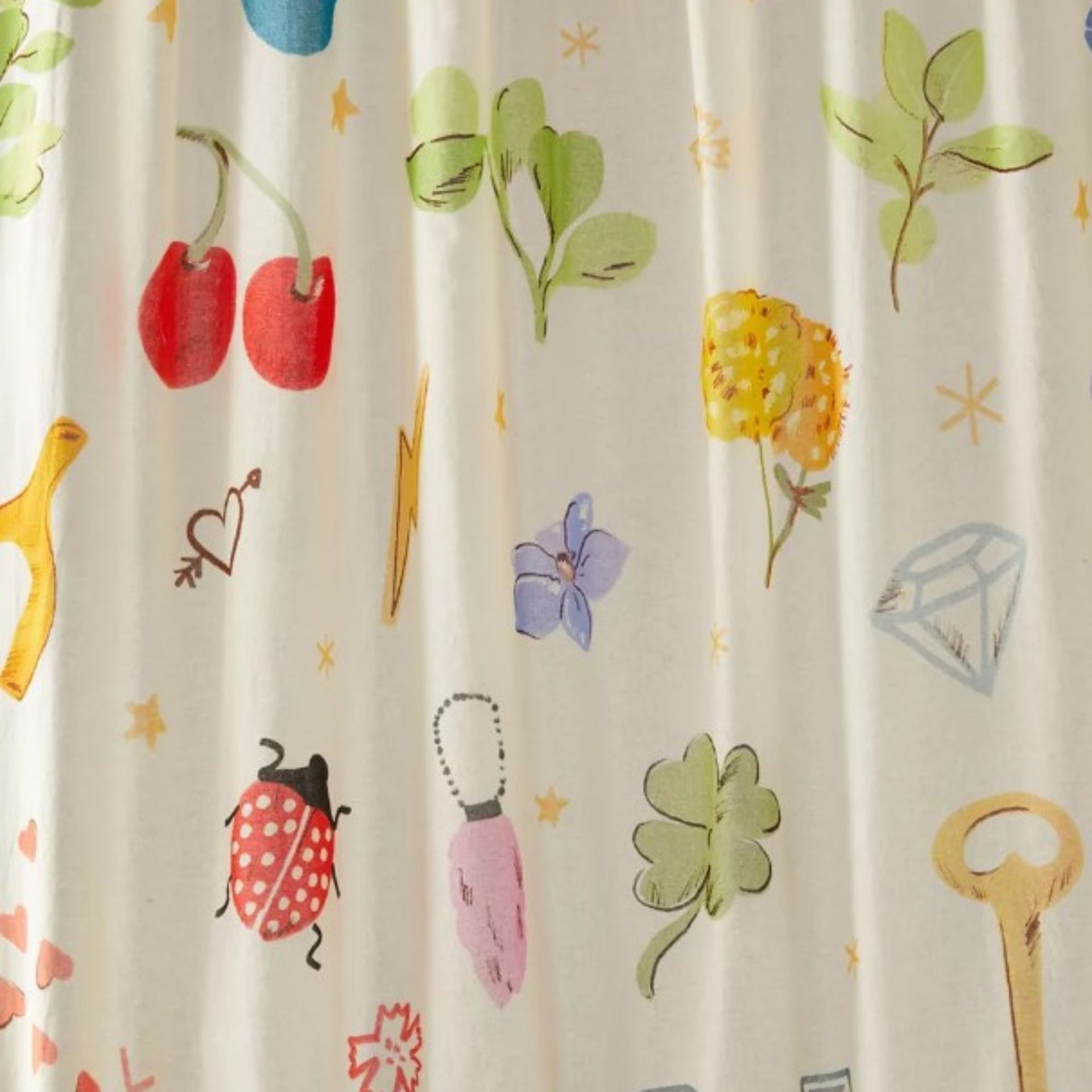 Tirai shower dengan kepik, bunga, dan buah-buahan di atasnya