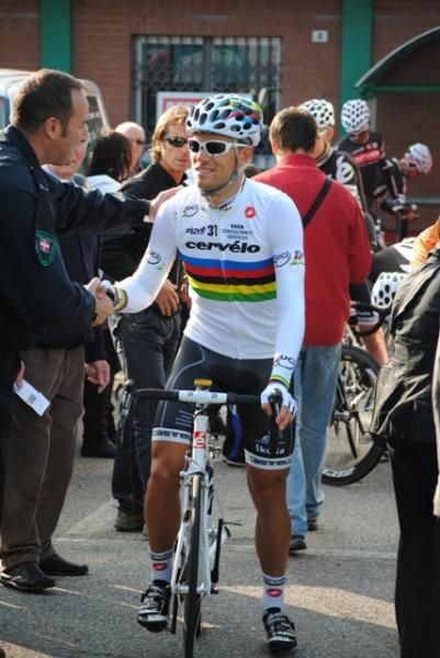 Thor Hushovd (Cervelo TestTeam) makes his way to the start line