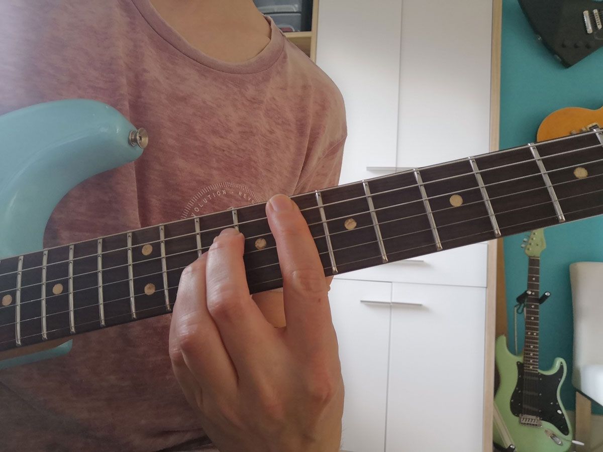 How to play the F chord on guitar