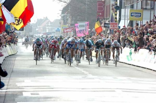 Tom Boonen (Quick Step) beat Daniele Bennati (Leopard Trek) and Tyler Farrar (Garmin-Cervelo).