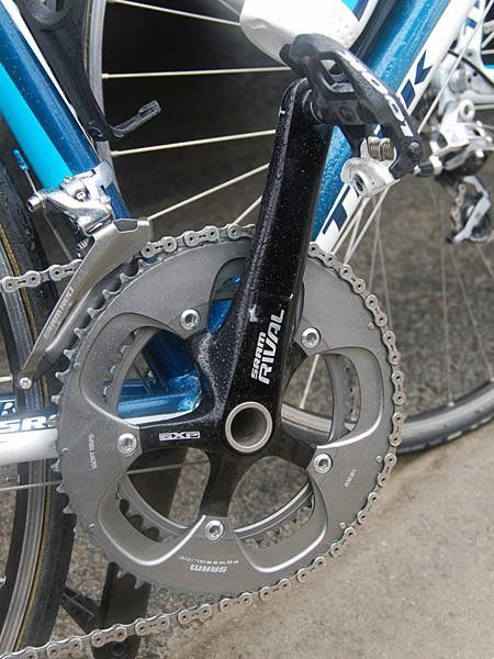 Sch&auml;r has to use SRAM Rival aluminum crankarms instead of the usual Red carbon ones since he needs a 180mm length.