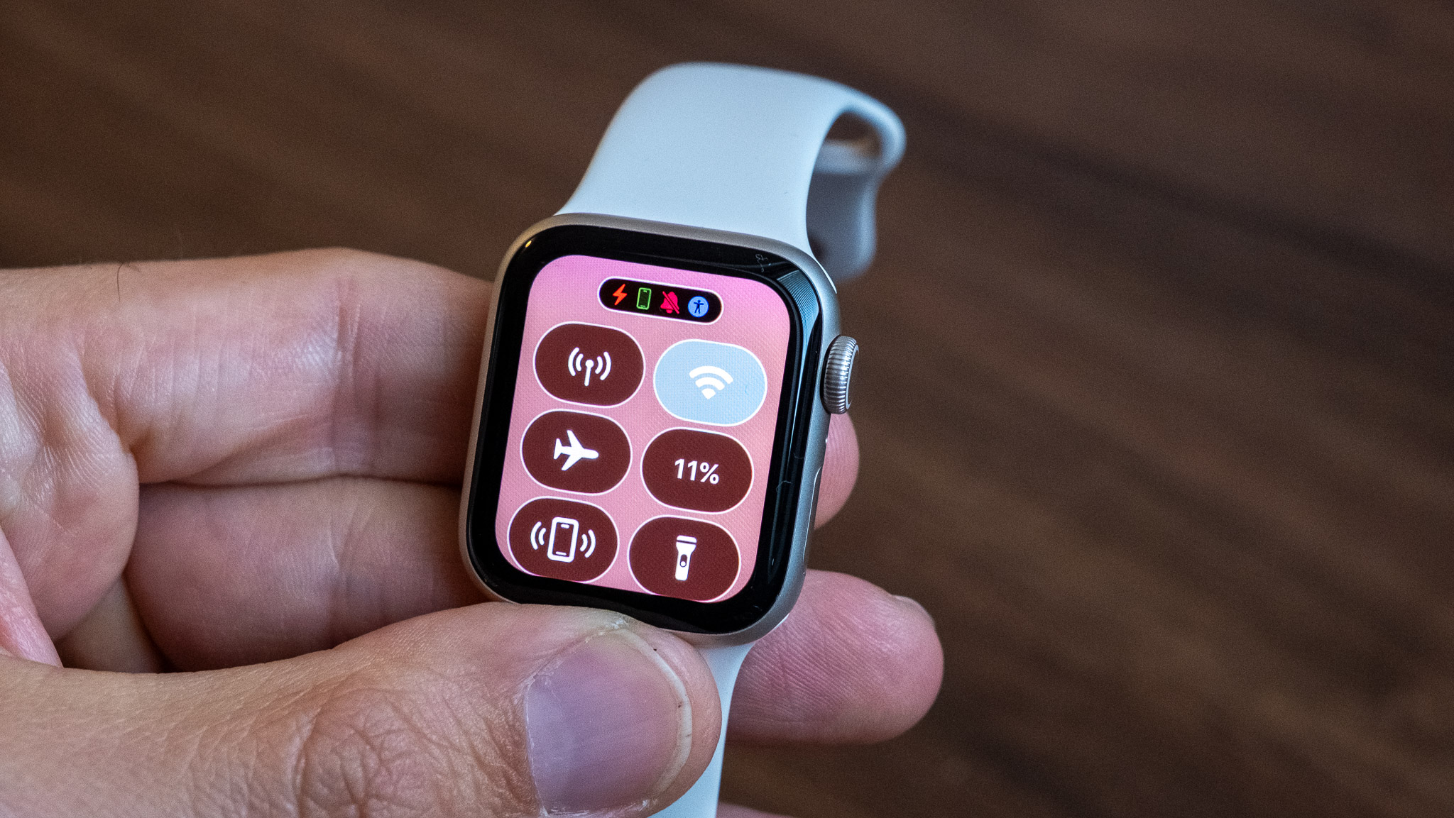Apple Watch SE 3 in hand