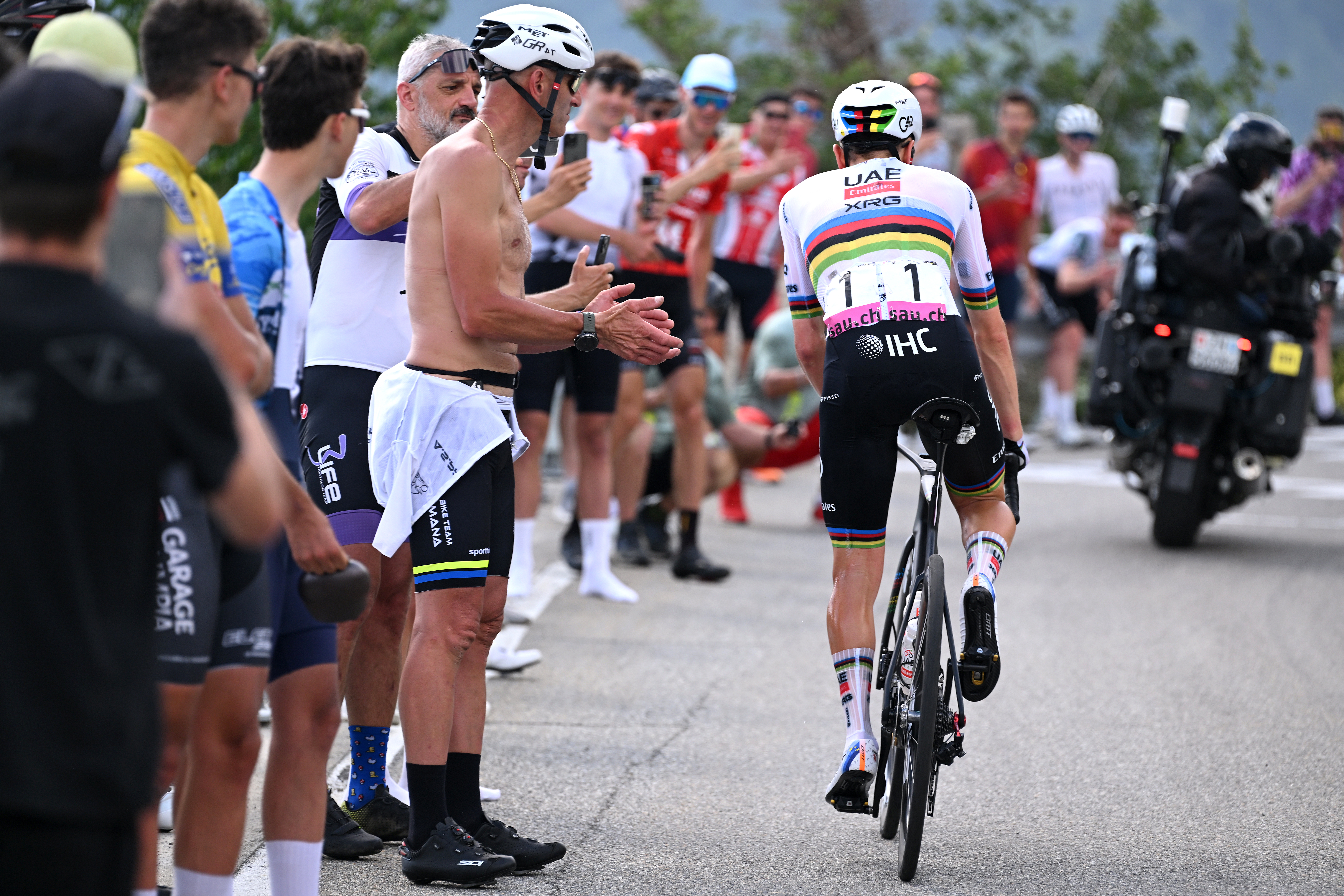 Tadej Poga&amp;#269;ar solo at the Tour de Suisse 2026 with fans clapping him