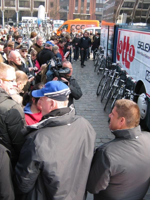 The crowd waiting for Philippe Gilbert was huge