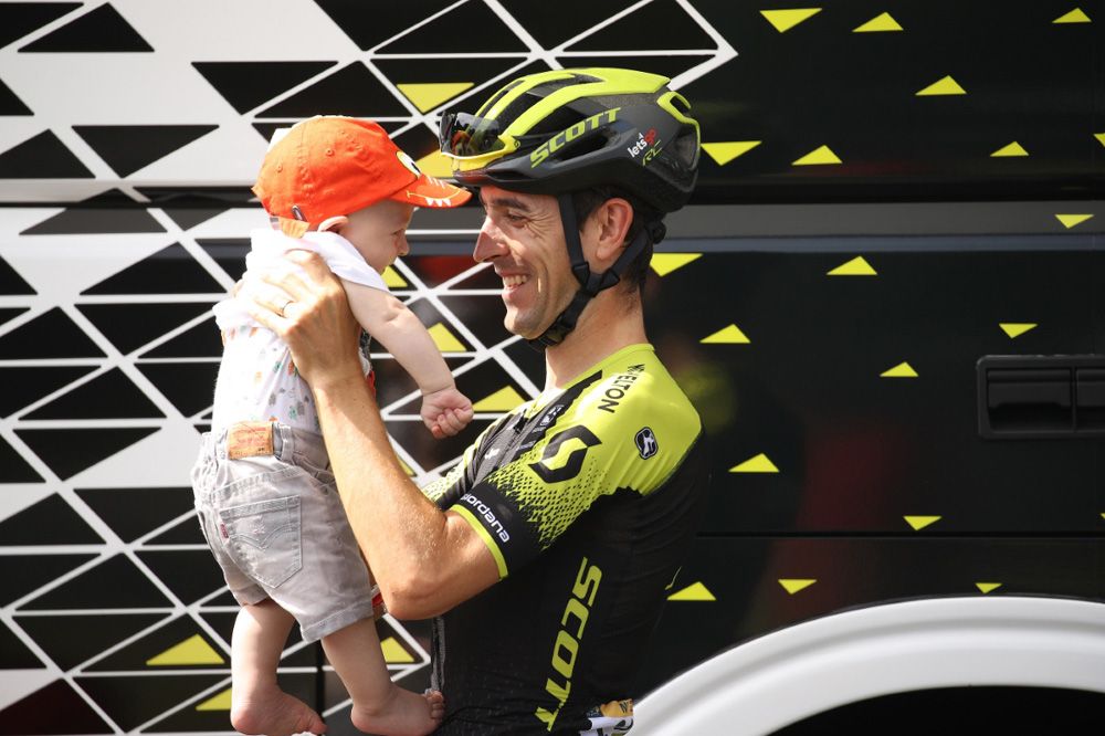 Mikel Nieve had a special moment before the start
